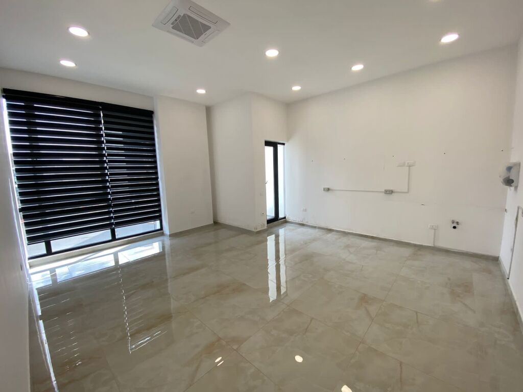 Locale commerciale in affitto 230 m², situato in una zona molto frequentata, all'incrocio vicino a Farmacia 10, sopra il locale Mon Cheri (secondo piano).
Il locale ha ingresso e scale private, adatto per uffici, cliniche, call center o varie attività commerciali.
Affitto mensile: 3500 Euro.
Per maggiori informazioni, si prega di contattare