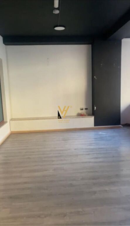 LOCALE COMMERCIALE 115 M2 IN AFFITTO A LSI, BLLOK 1.500 EURO