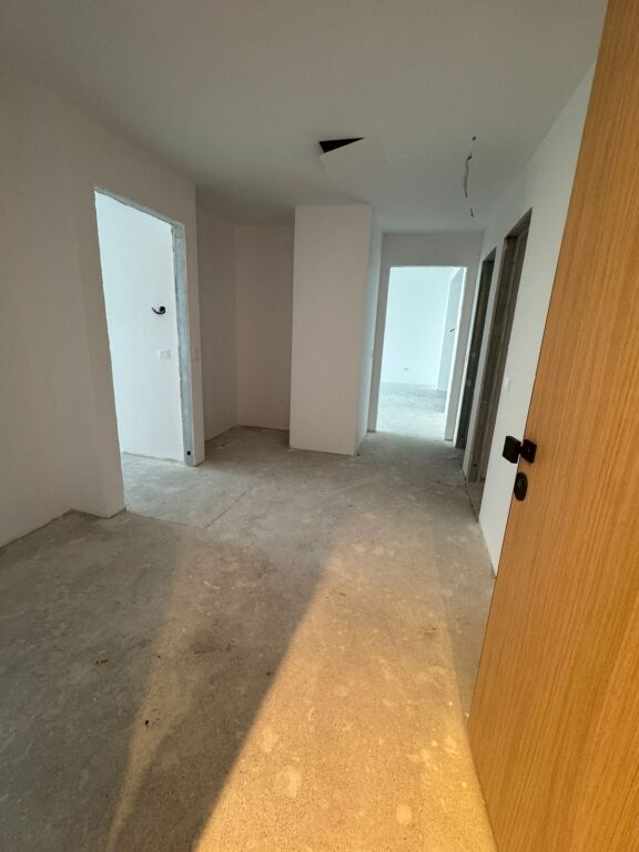 SHITET APARTAMENT 3+1 PRANE STADIUMIT AIR ALBANIA