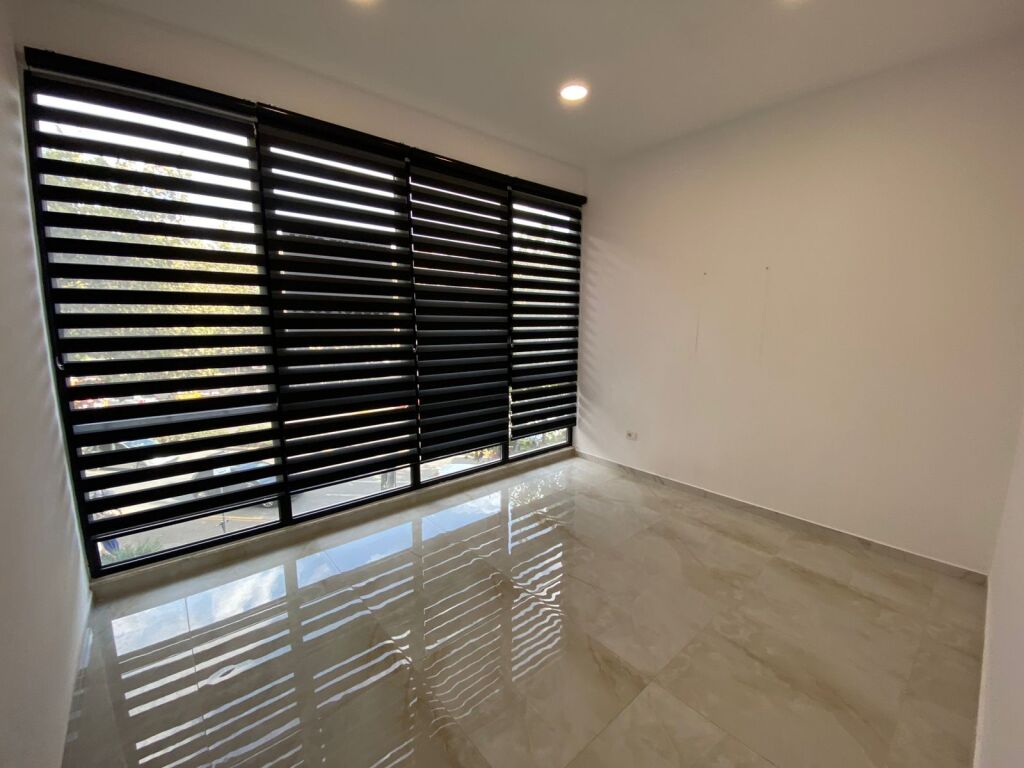 Locale commerciale in affitto 230 m², situato in una zona molto frequentata, all'incrocio vicino a Farmacia 10, sopra il locale Mon Cheri (secondo piano).
Il locale ha ingresso e scale private, adatto per uffici, cliniche, call center o varie attività commerciali.
Affitto mensile: 3500 Euro.
Per maggiori informazioni, si prega di contattare