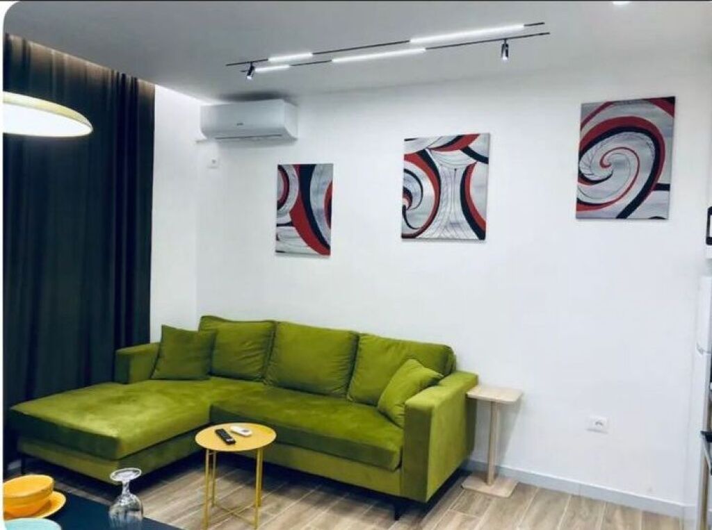 apartament me qira tek Komuna e Parisit