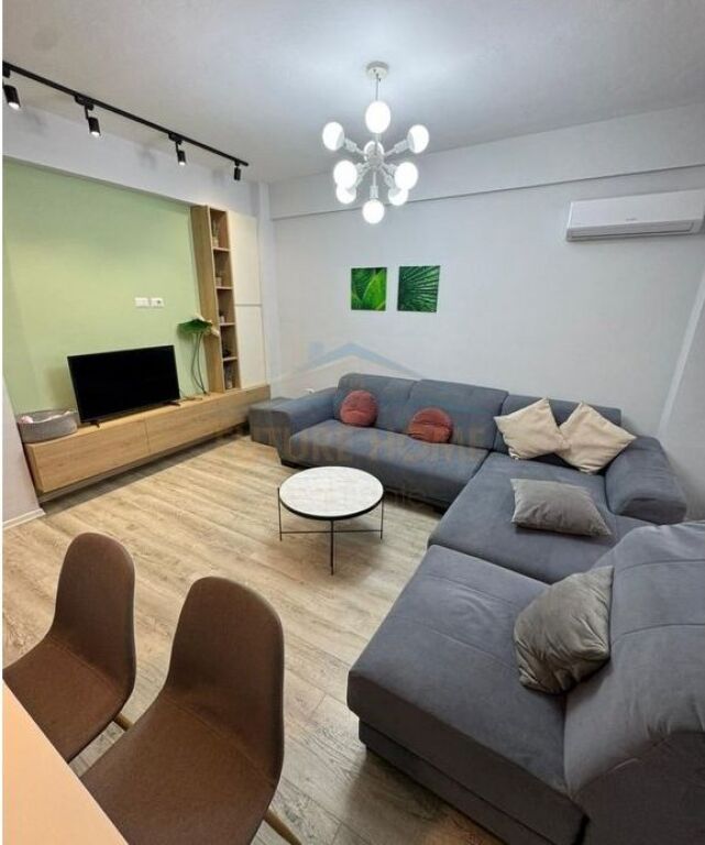 Shitet, Apartament 3+1+2, Stacioni Trenit, Tiranë