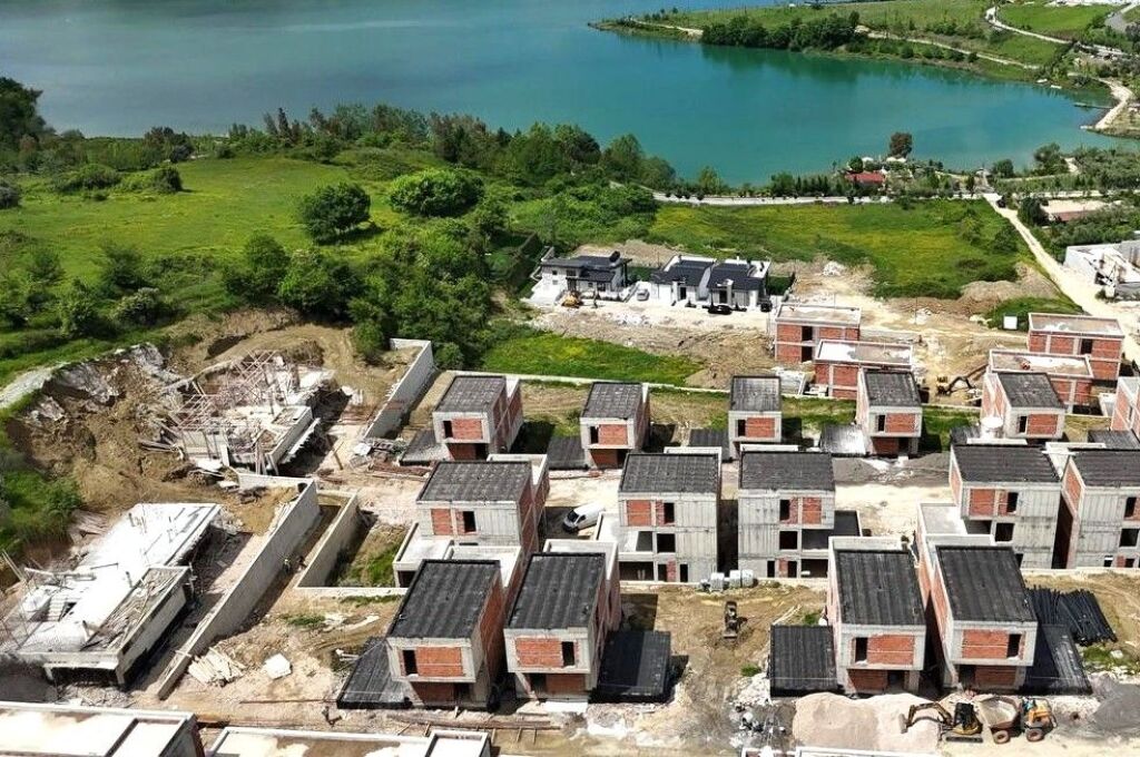 🏡 Vilë 3-Katëshe për Shitje – Liqeni i Farkës, Residenca Tërfili