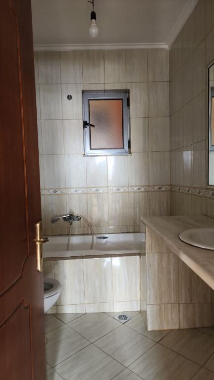 Affittasi 2+1+2, palazzo con freccia