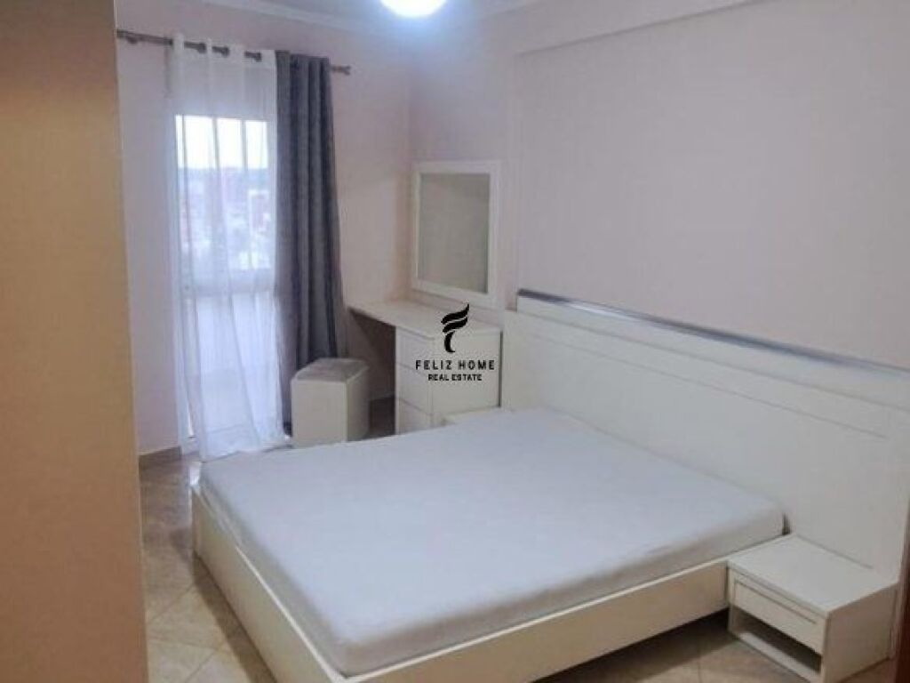 APARTAMENT ME QERA 1+1 RRUGA KONGRESI I MANASTIRIT 42.000 LEKE FH-68975