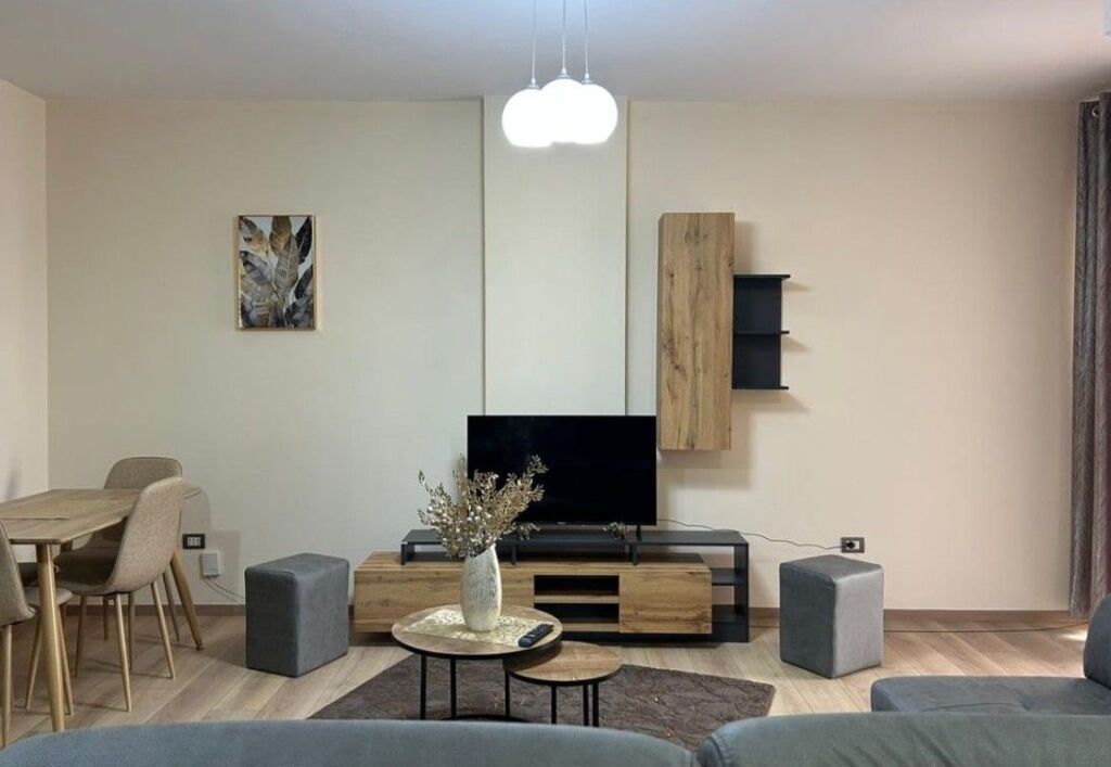 SHTËPI ME QERA  (PËRBALLË DELIJORGJIT)