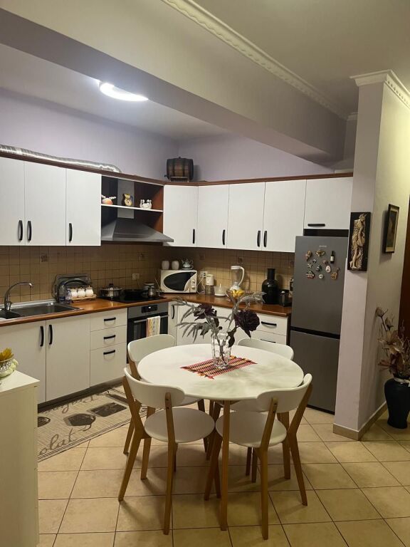 Apartament 2+1+2 per qira te Rruga e Kavajes