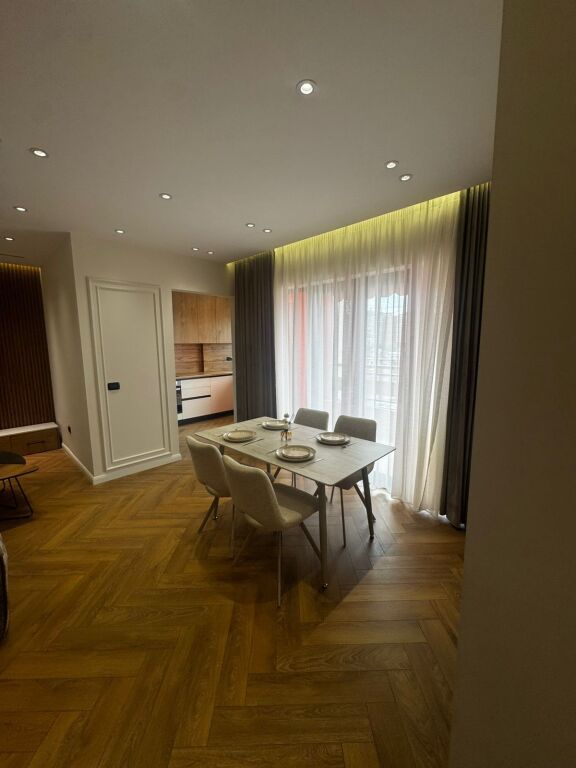 Shitet apartament 2+1 + garderobë – përballë Delijorgjit !