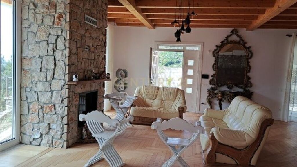 VENDIAMO VILLA+7000 M2 TERRENO