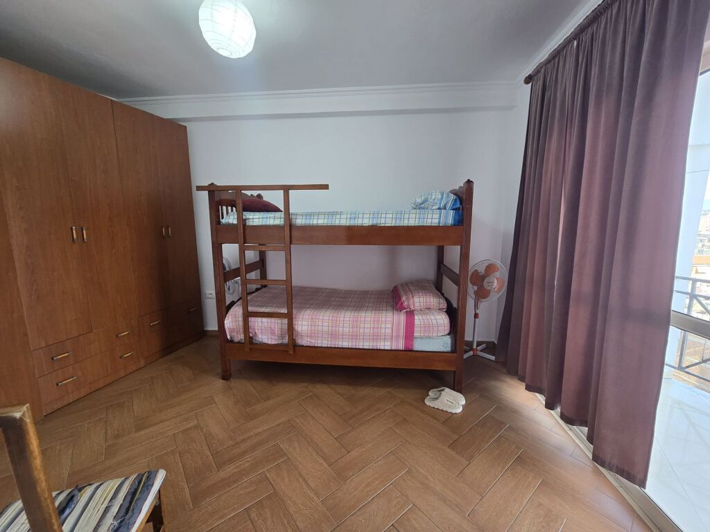 Ofrohet per qera apartament 2+1 te rruga e barrikadave