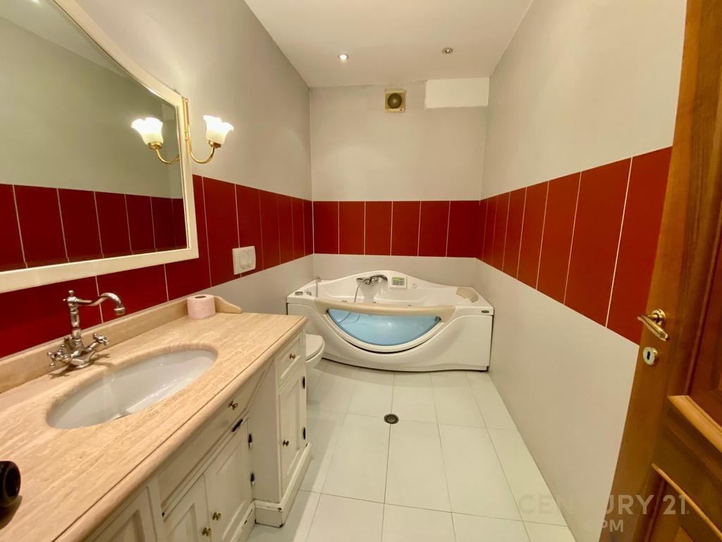 Apartament 3+1+2+Depo per shitje te Komuna e Parisit