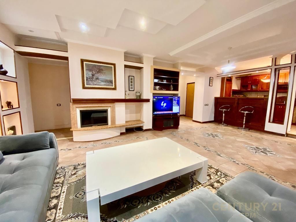 Apartament 3+1+2+Depo per shitje te Komuna e Parisit