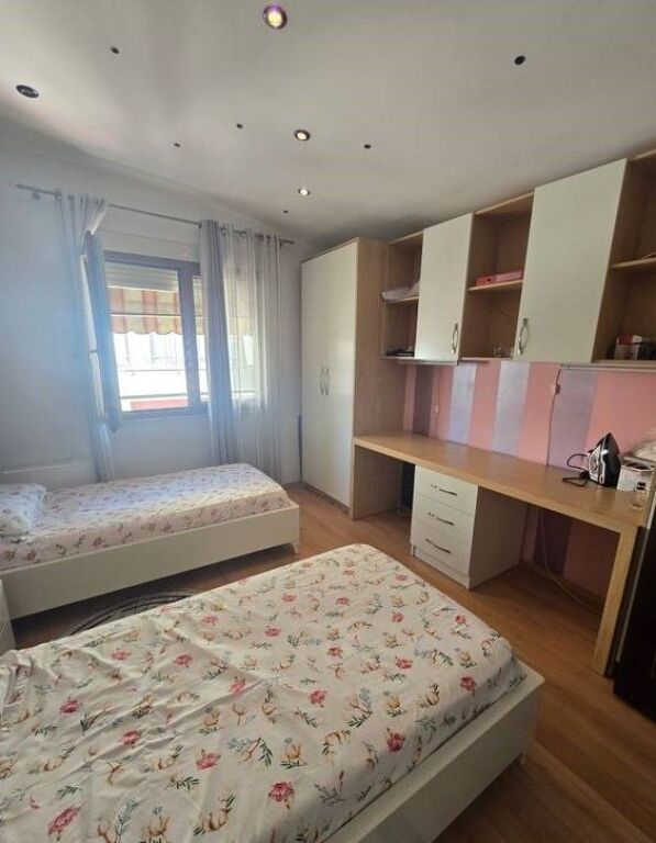 Shitet Super Apartament i investuar 2+1+2 + dy BAllkone Tek njesia Administrative nr 13