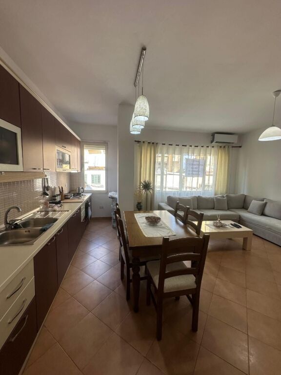 Apartament 2+1+2 me qira te Liqeni i thate