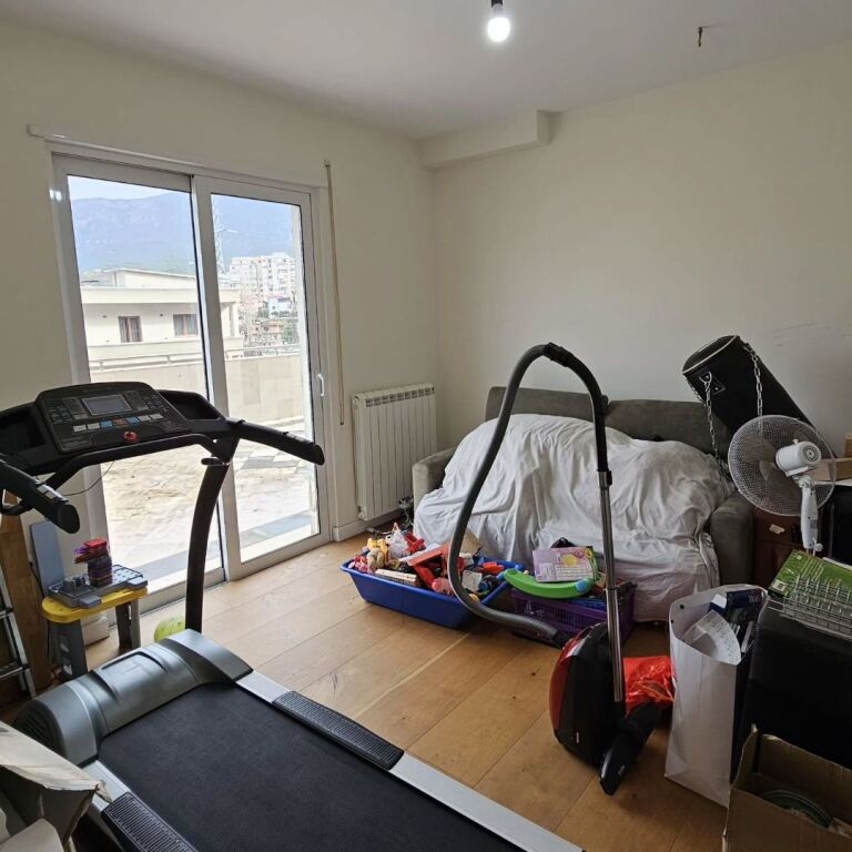 Shitet..! Kinostudio (Përballë Ministrisë së Kulturës) ‣ Apartament 2+1+2+Verandä