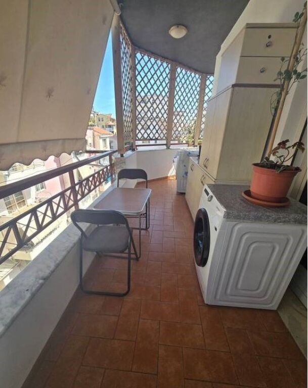 Shitet Super Apartament i investuar 2+1+2 + dy BAllkone Tek njesia Administrative nr 13