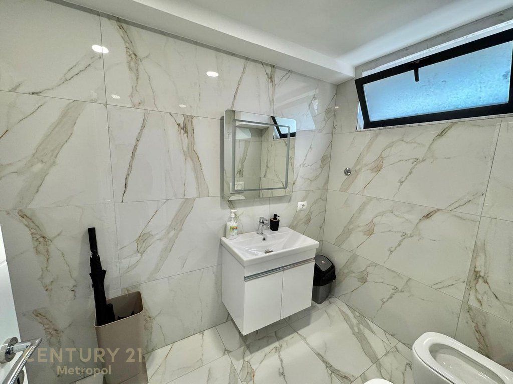 JEPET ME QERA AMBIENT PER ZYRE NE QENDER, BULEVARDI ZOGU I PARE !