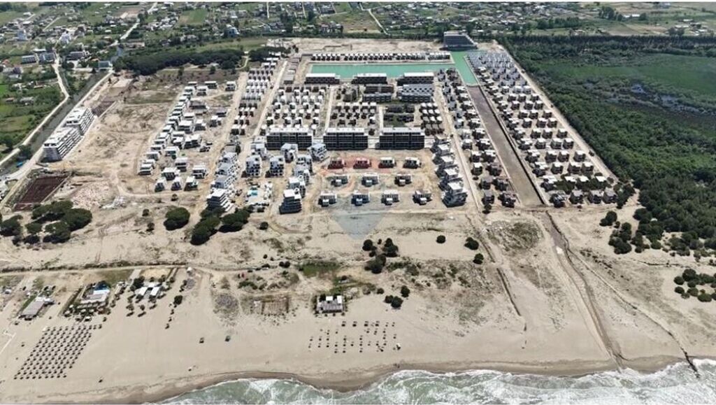 Shitet Apartament 2+1 tek Porto Lalzi