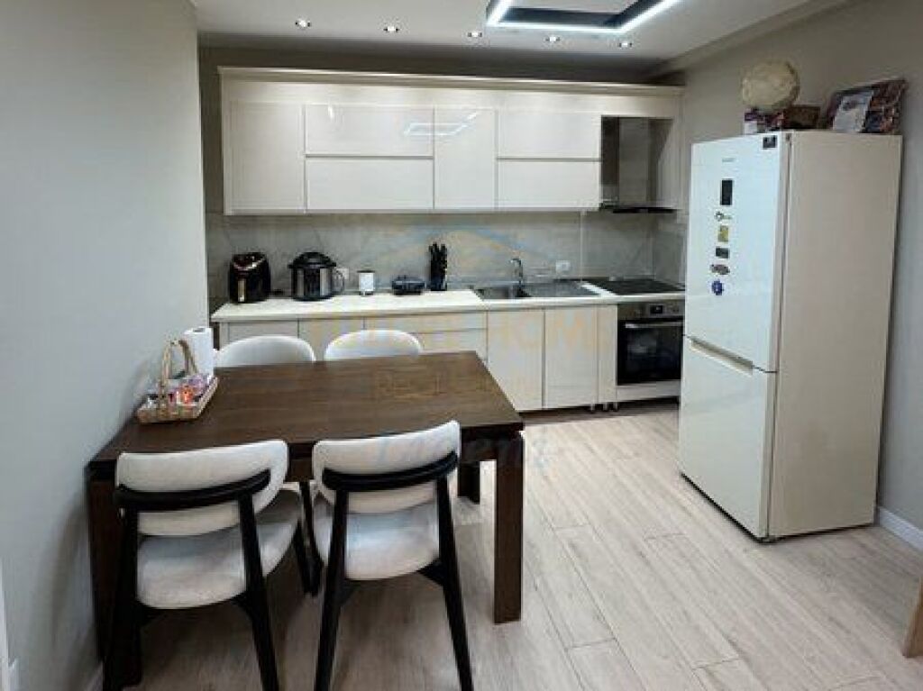 Shitet, Apartament 1+1, Liqeni i Thate, Tirane.
