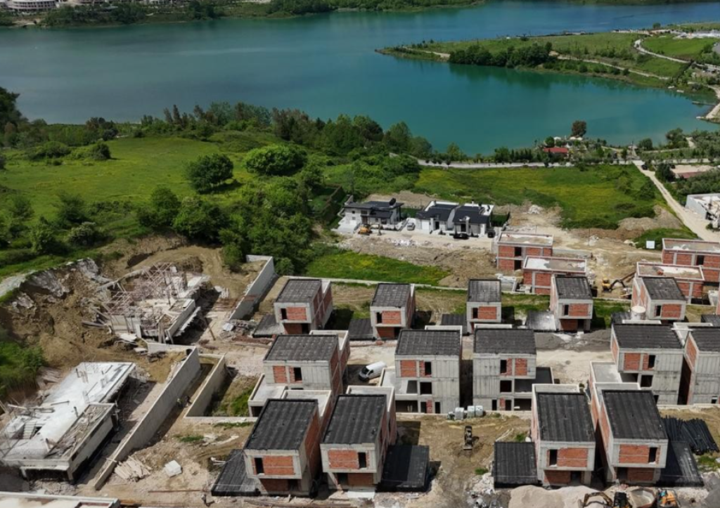 Vilë Individuale 3-Katëshe në Shitje – Residenca Tërfili, Liqeni i Farkës