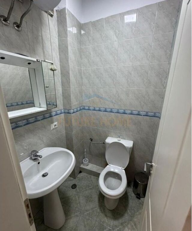 Shitet, Apartament 3+1+2, Stacioni Trenit, Tiranë