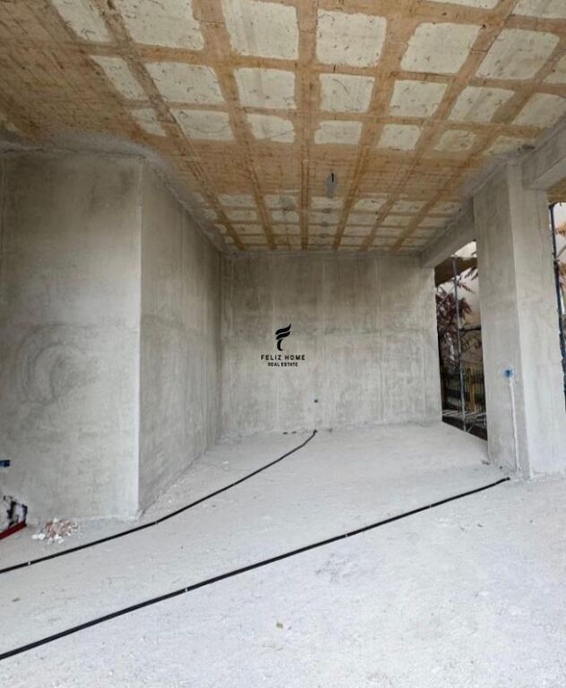 SHITET DYQAN 75 M2 FUSHA E AVIACIONIT 226.000 EURO FH-69035