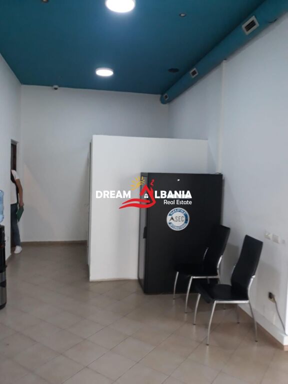 Jepet me qera zyre ne Bulevardin Zogu i Pare prane Ministrise se Drejtesise (ID 42611423)