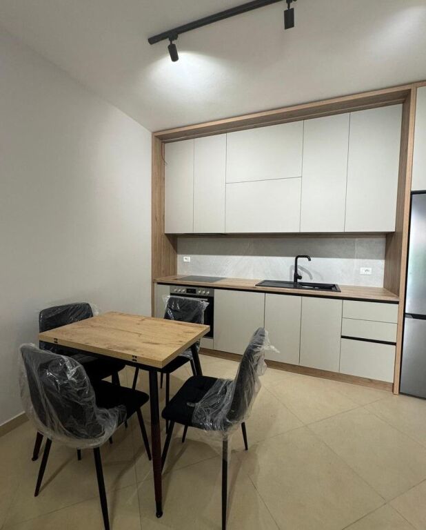 🏡 APARTAMENT 2+1 me verandë për Qira