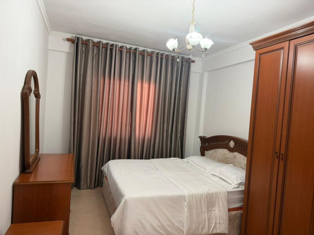 Jepet me qera apartament 2+1 Plazh