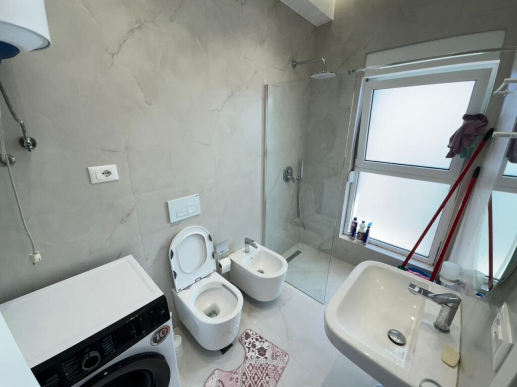 🏡 Jepet me qira 2+1 – Kompleksi Kadiu, Ali Demi (Tiranë) 💰 50,000 lek/muaj 📍 Zonë e qetë, super vendndodhje