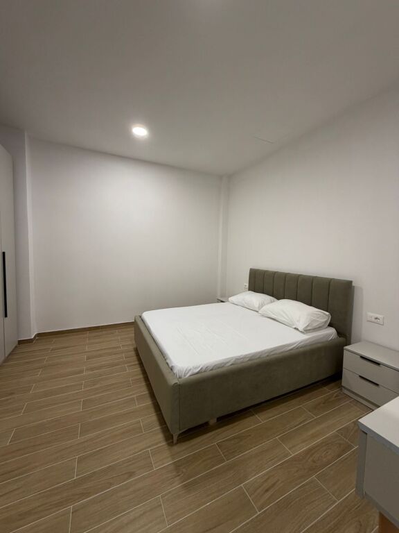 Jepet me qira apartament 1+1 +verand