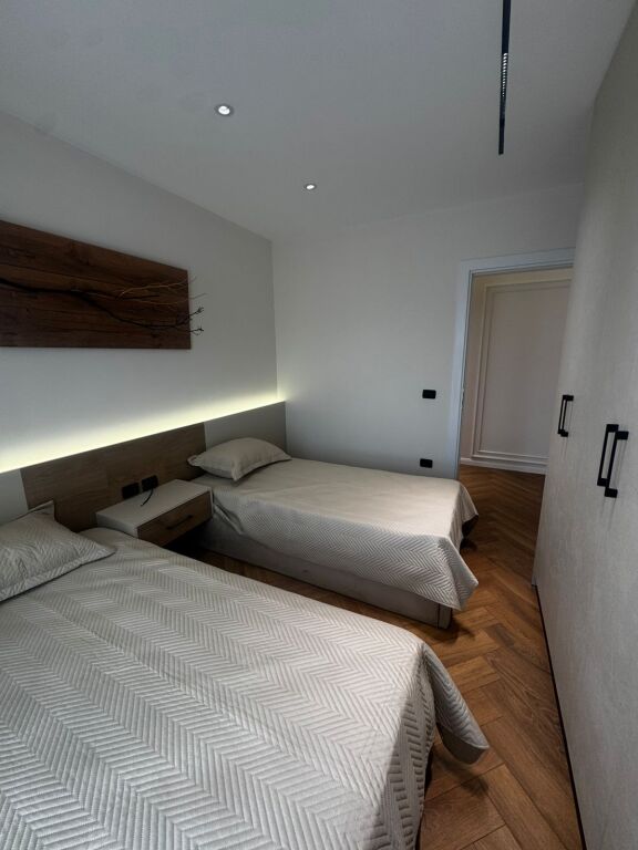 Shitet apartament 2+1 + garderobë – përballë Delijorgjit !