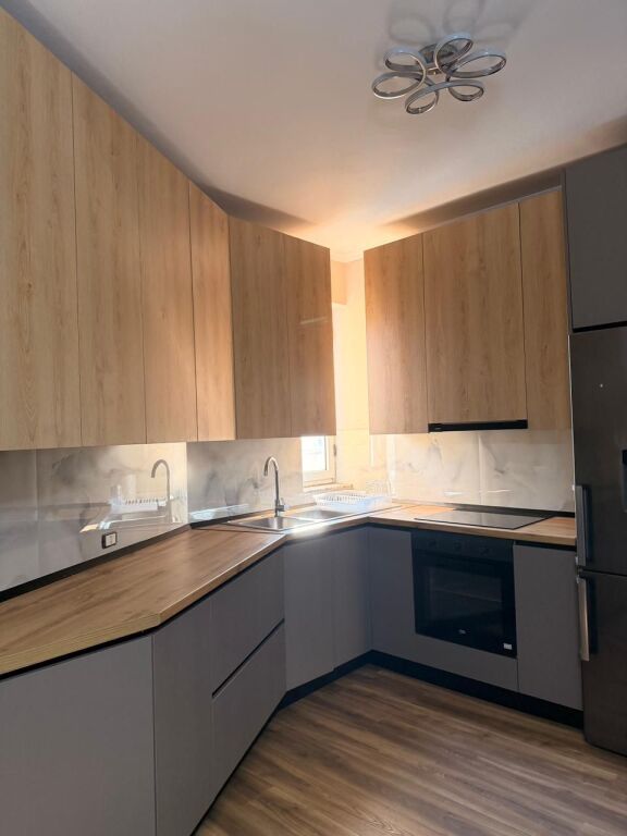 APARTAMENT 2+1 ME QIRA TEK RRUGA KUMINIT