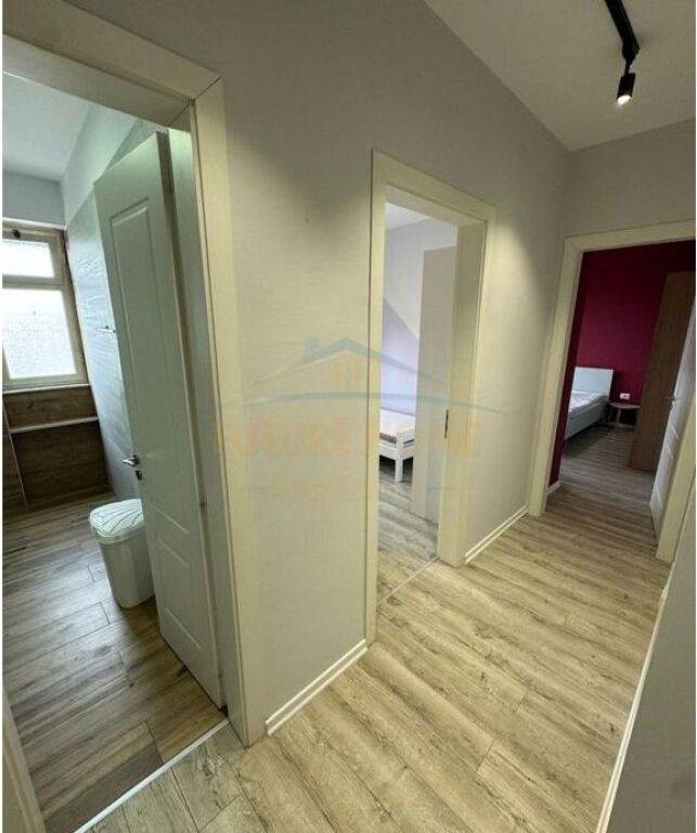 Shitet, Apartament 3+1+2, Stacioni Trenit, Tiranë