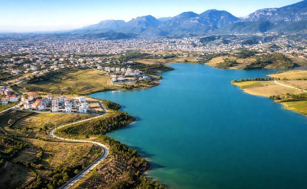 🏡 Vilë 3-Katëshe për Shitje – Liqeni i Farkës, Residenca Tërfili