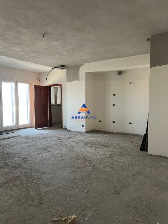 SHITET APARTAMENT 3+1+2+VERANDE "VILA L, 5 MAJ" 44800000 LEKE