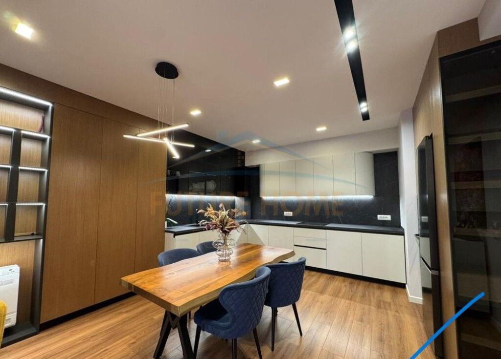 Qira, Apartament 2+1+2 +Post Parkimi , Bllok , Tiranë.