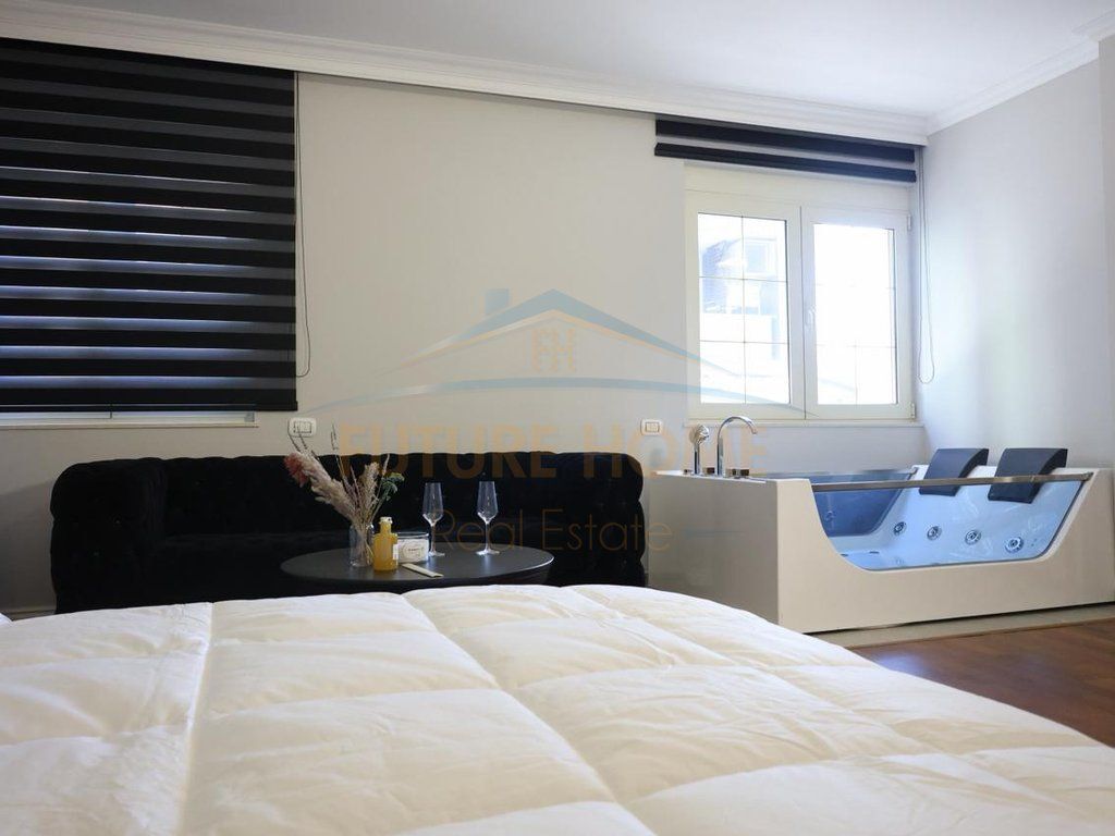 Shitet, Apartament 3+1+3, Bllok, Tiranë