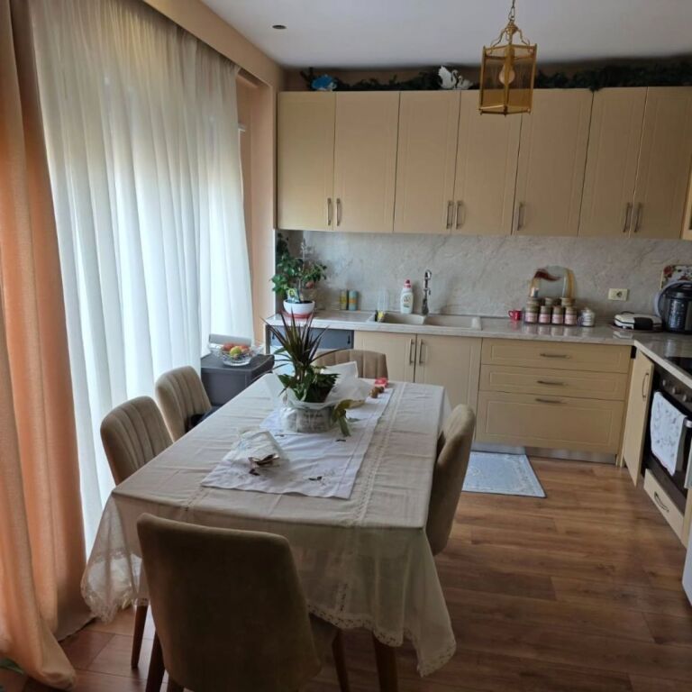 Shitet..! Apartament 2+1+2 , Verandë, Depo, Oborr, Garazh...