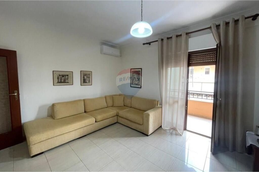 Apartament 1+1 me Qira tek Komuna Parisit