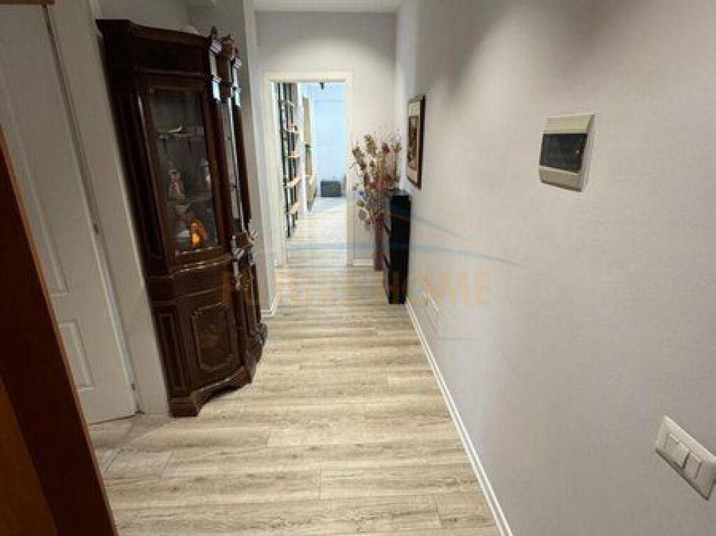 Shitet, Apartament 3+1+2, Stacioni Trenit, Tiranë