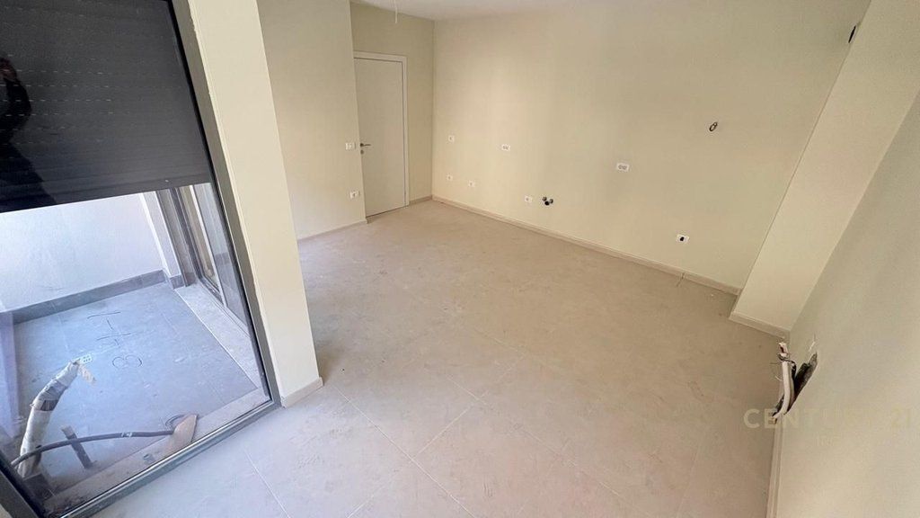 Shitet apartament 1+1 tek Shkolla e Kuqe, pranë Pazarit të Ri