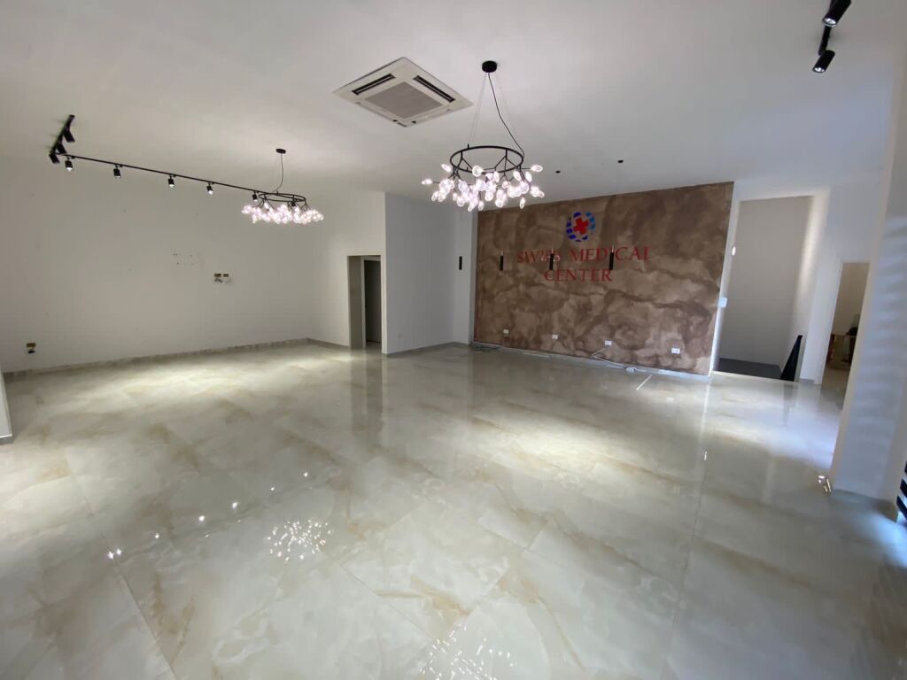 Locale commerciale in affitto 230 m², situato in una zona molto frequentata, all'incrocio vicino a Farmacia 10, sopra il locale Mon Cheri (secondo piano).
Il locale ha ingresso e scale private, adatto per uffici, cliniche, call center o varie attività commerciali.
Affitto mensile: 3500 Euro.
Per maggiori informazioni, si prega di contattare