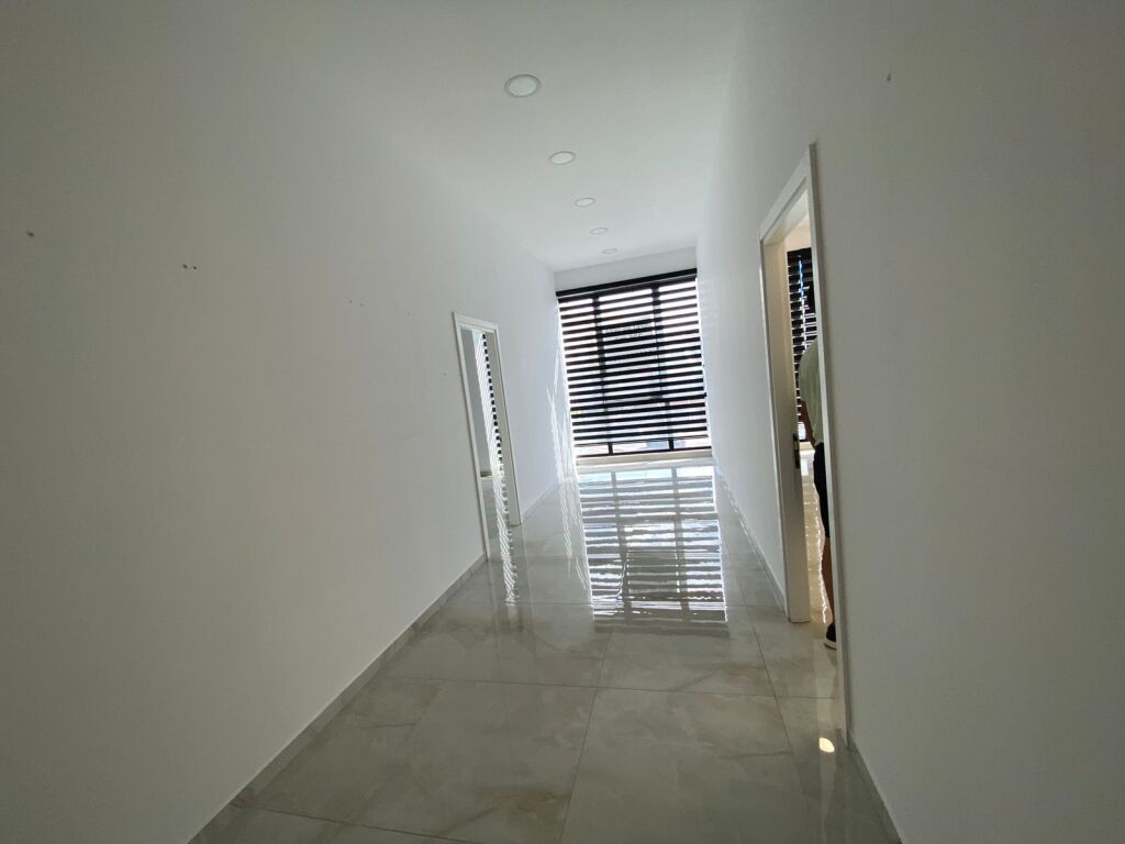 Locale commerciale in affitto 230 m², situato in una zona molto frequentata, all'incrocio vicino a Farmacia 10, sopra il locale Mon Cheri (secondo piano).
Il locale ha ingresso e scale private, adatto per uffici, cliniche, call center o varie attività commerciali.
Affitto mensile: 3500 Euro.
Per maggiori informazioni, si prega di contattare