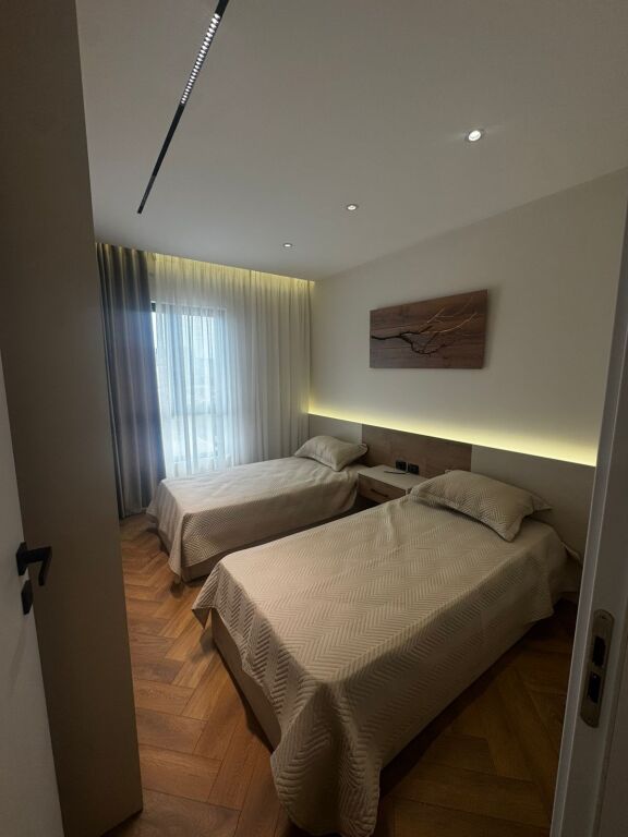 Shitet apartament 2+1 + garderobë – përballë Delijorgjit !