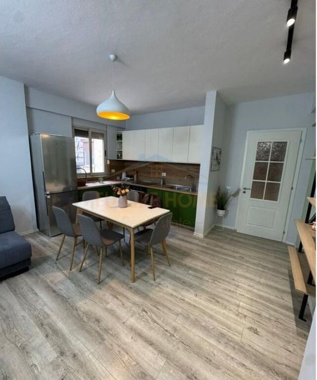 Shitet, Apartament 3+1+2, Stacioni Trenit, Tiranë