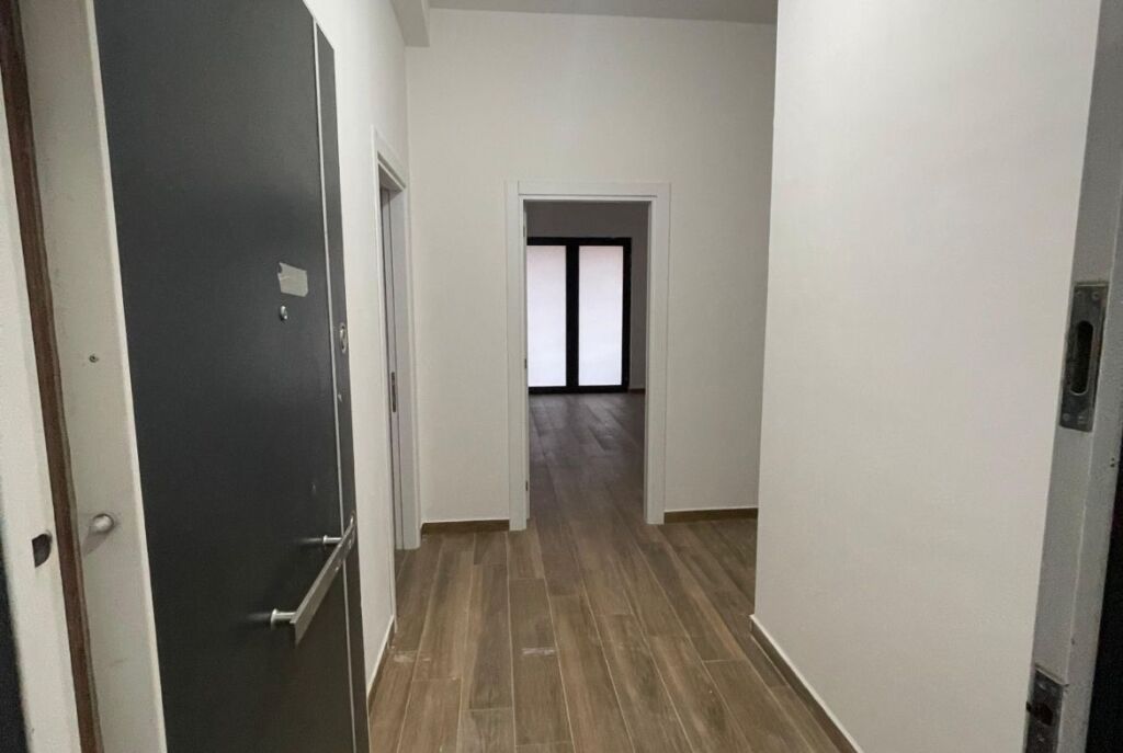 Ufficio in Affitto presso Farmacia 10 (ID BZ2460) Tirana.