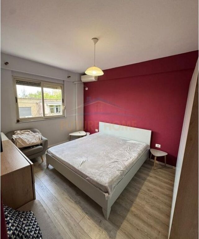 Shitet, Apartament 3+1+2, Stacioni Trenit, Tiranë