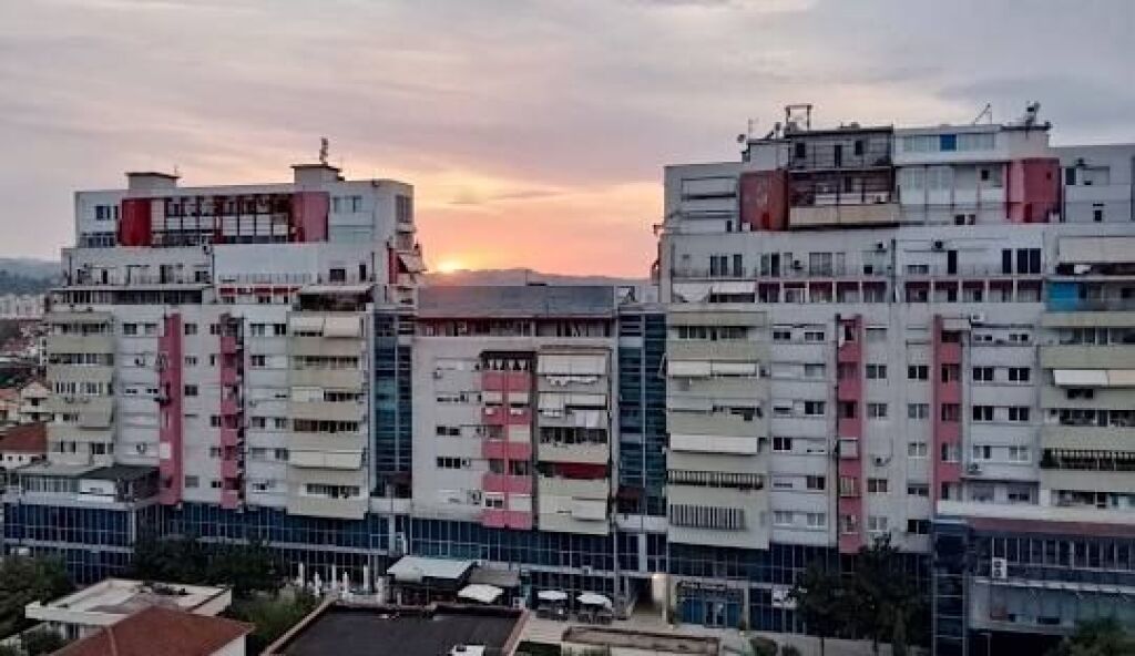 Shitet apartament 1+1 në Yzberisht