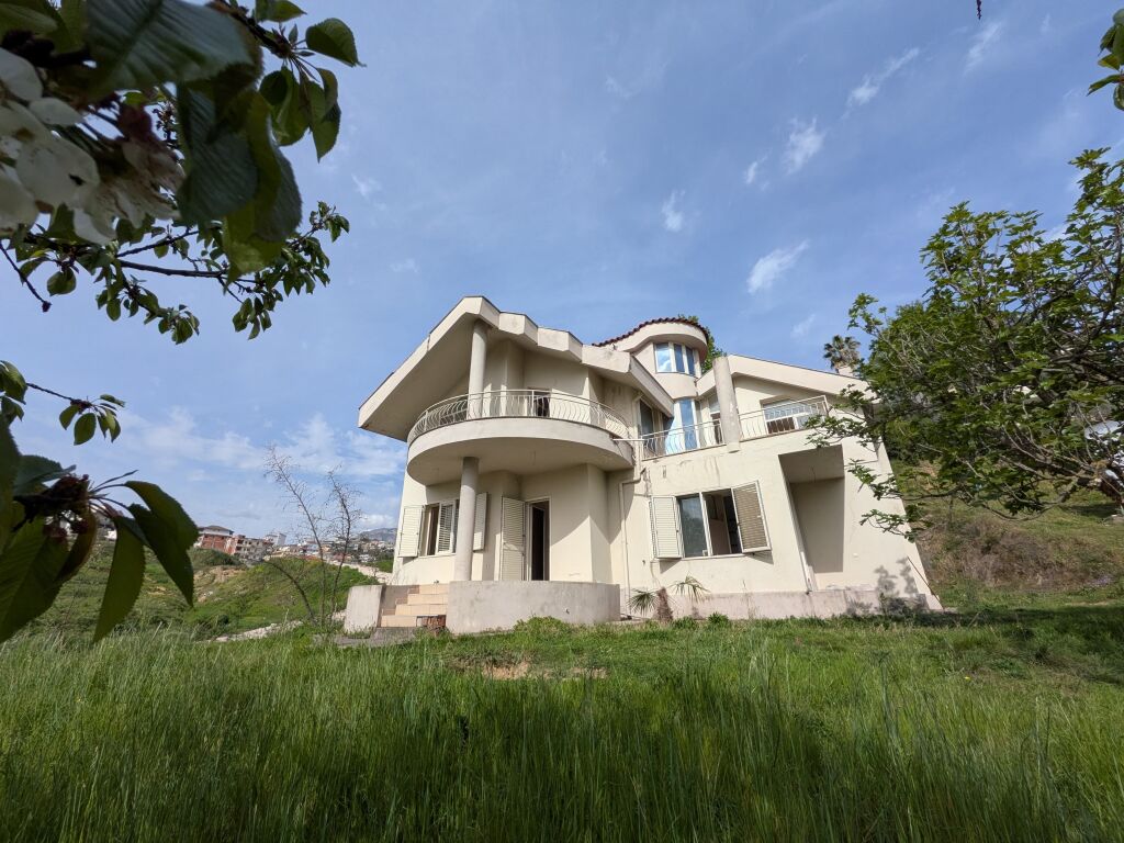 VILLA SU DUE PIANI IN VENDITA SITUATA NELLA ZONA DI SHKOZA!